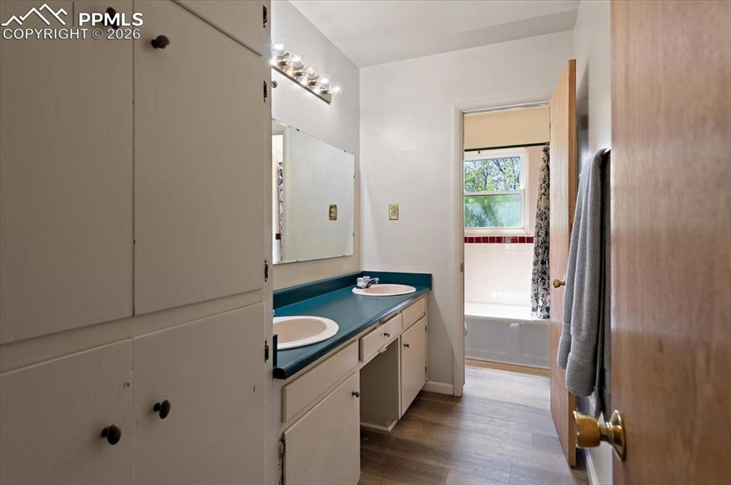 Image 17 of 20: Bathroom