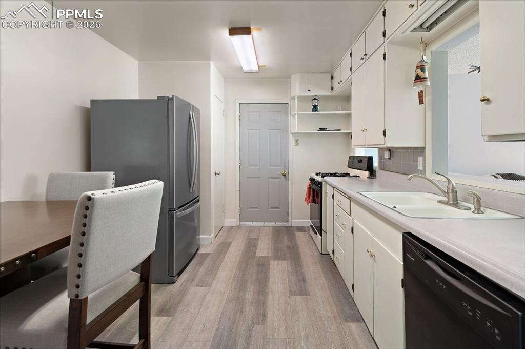 Image 7 of 20: Kitchen