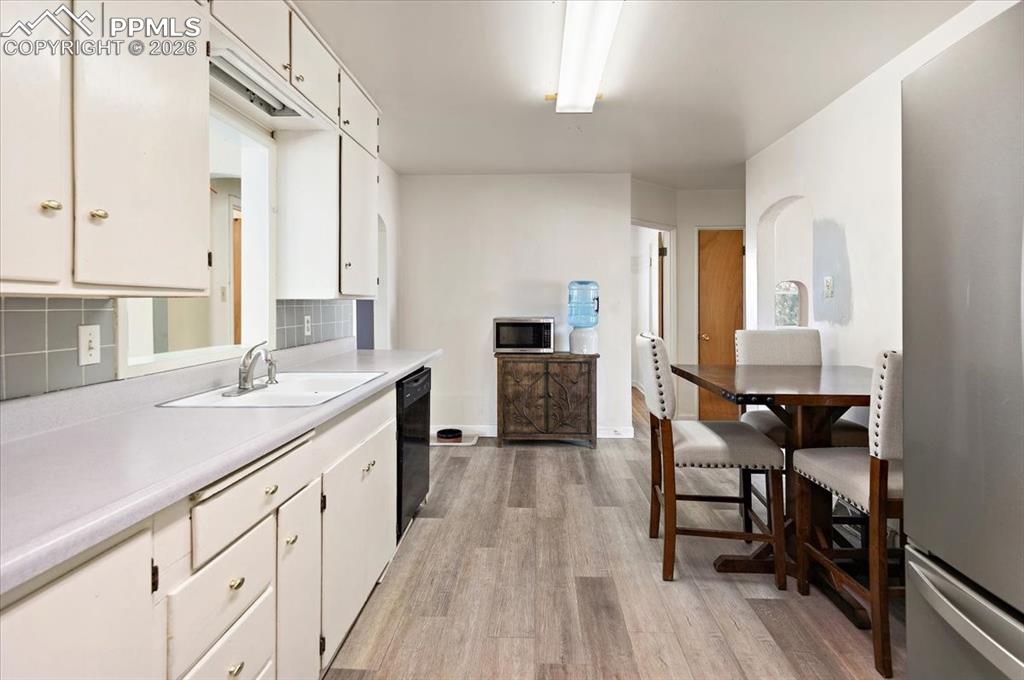 Image 8 of 20: Kitchen