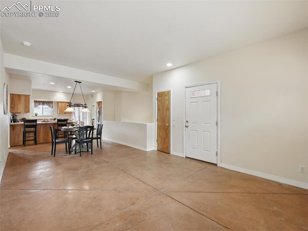 Image 18 of 41: Dining Area