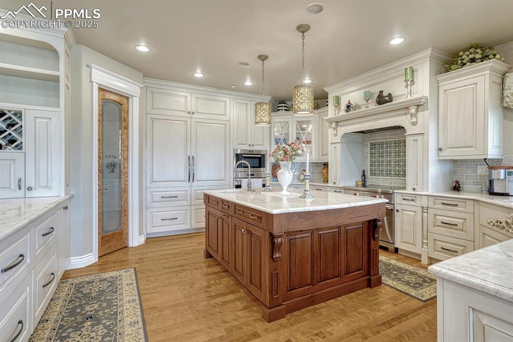 Image 10 of 50: Kitchen