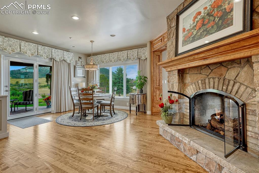 Image 13 of 50: Dining Area