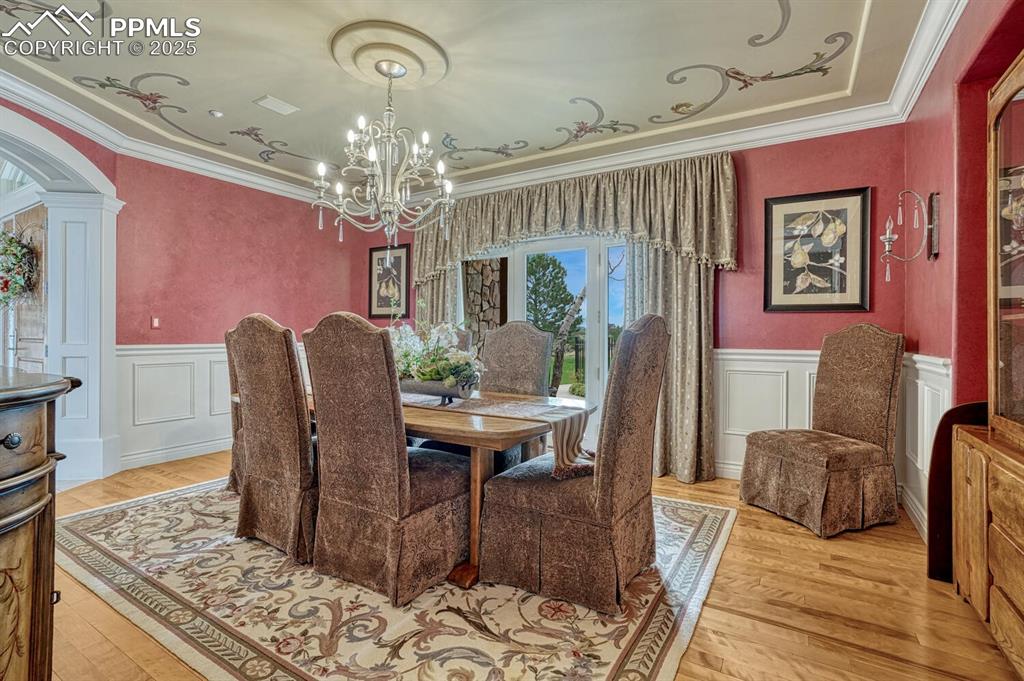 Image 15 of 50: Dining Area