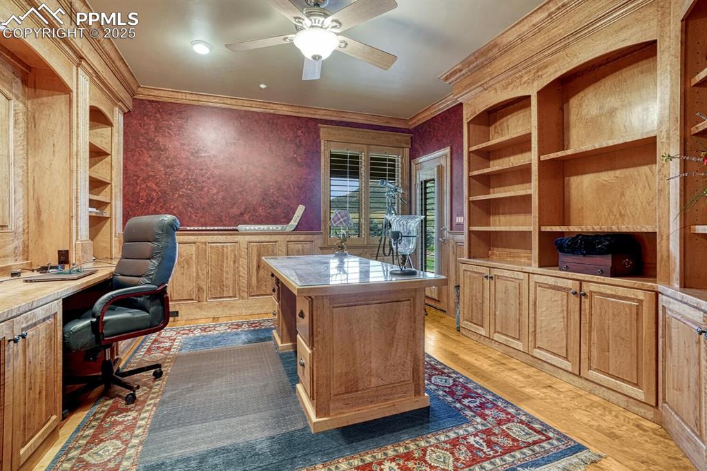 Image 16 of 50: Office