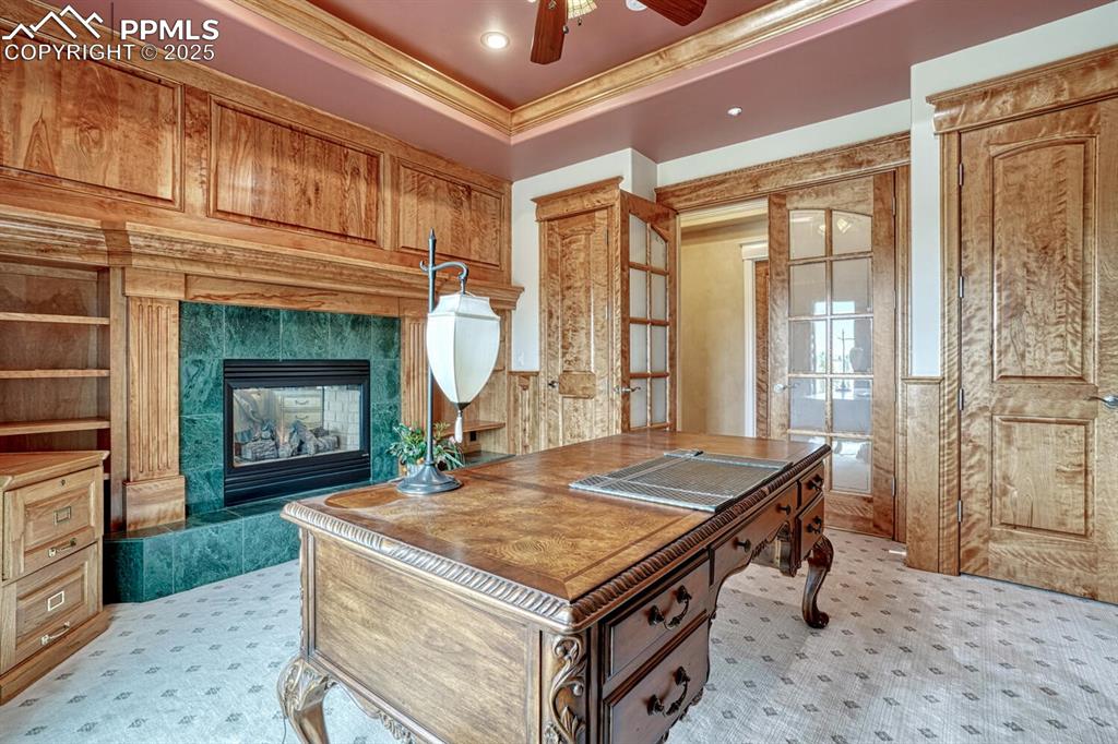 Image 17 of 50: Office