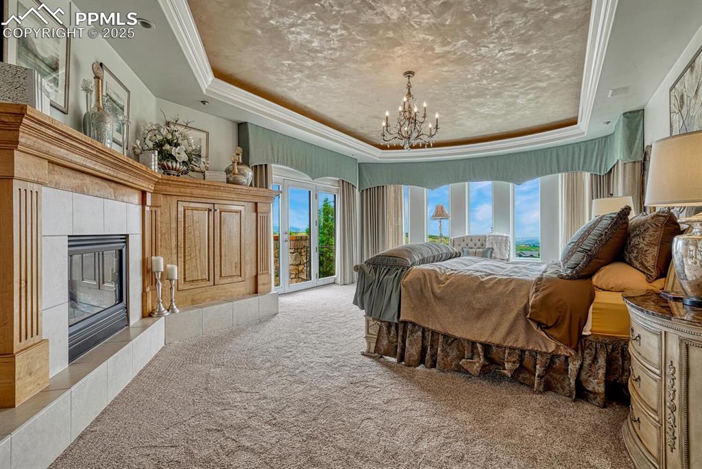 Image 18 of 50: Bedroom