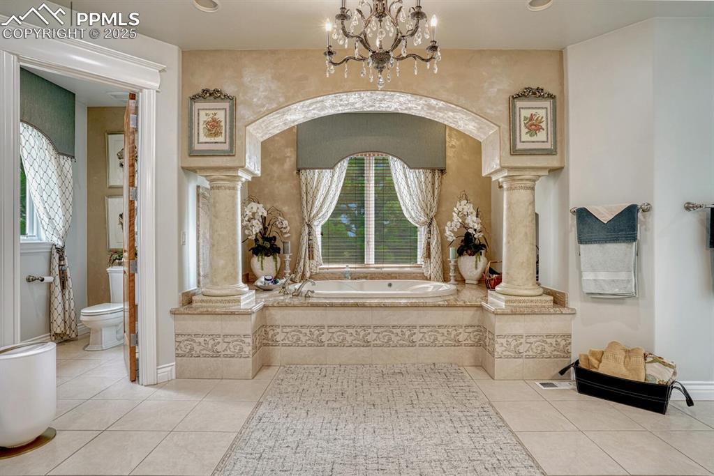 Image 20 of 50: Bathroom