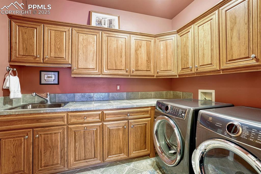 Image 22 of 50: Laundry