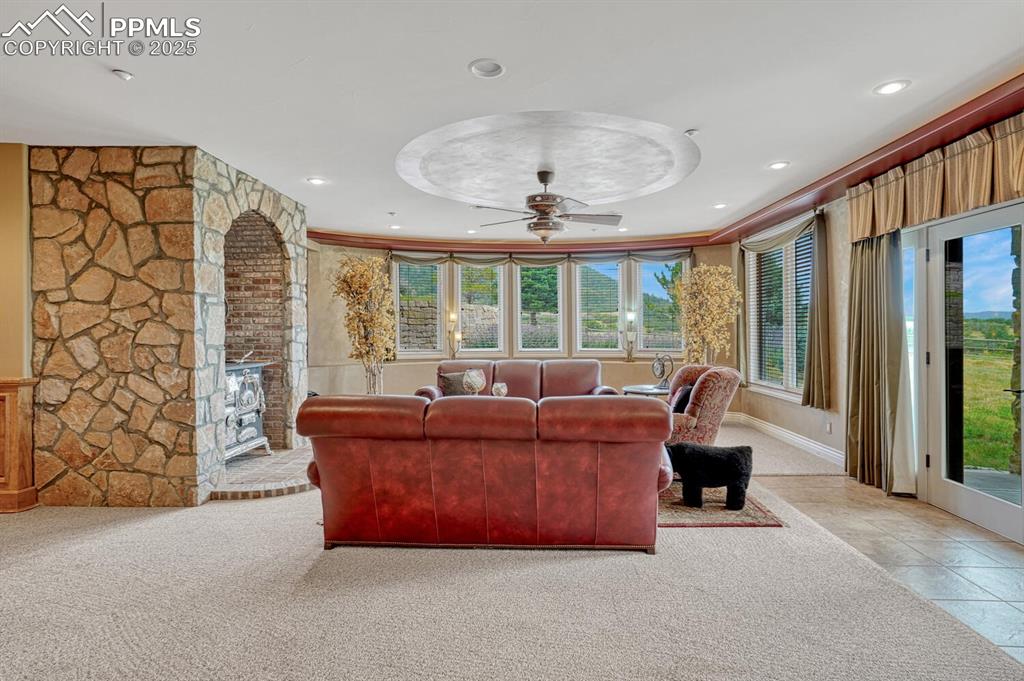 Image 26 of 50: Living Room