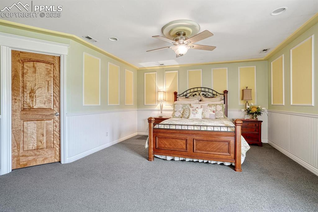 Image 39 of 50: Bedroom