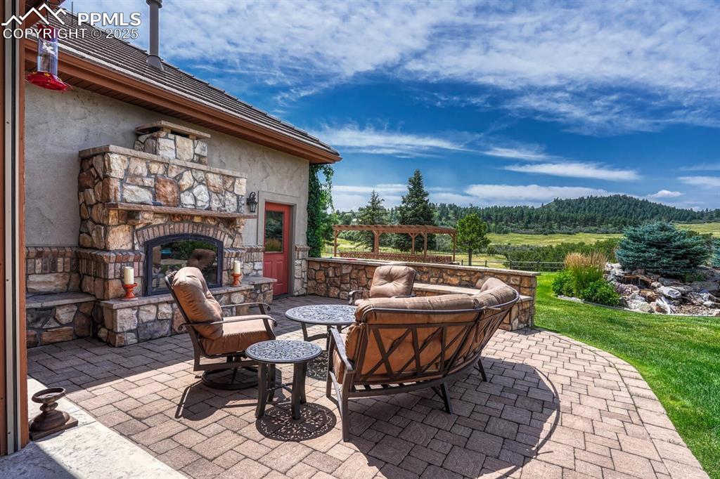 Image 41 of 50: Patio