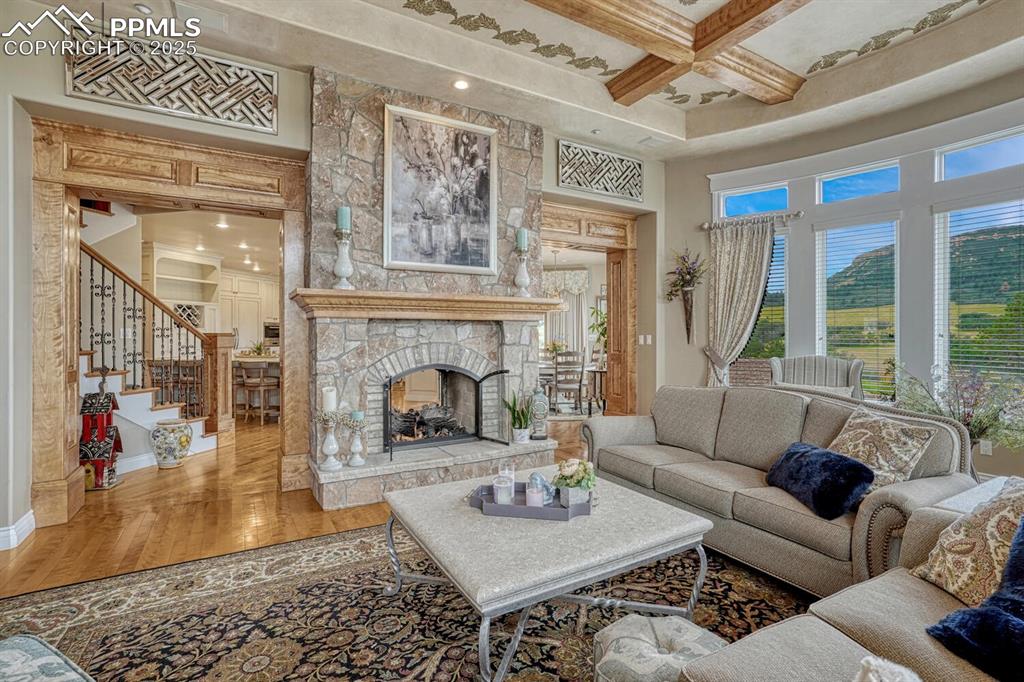 Image 6 of 50: Living Room