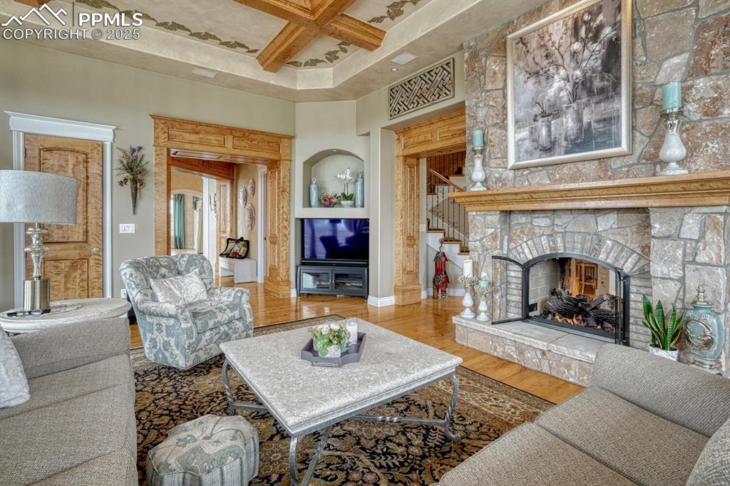 Image 7 of 50: Living Room