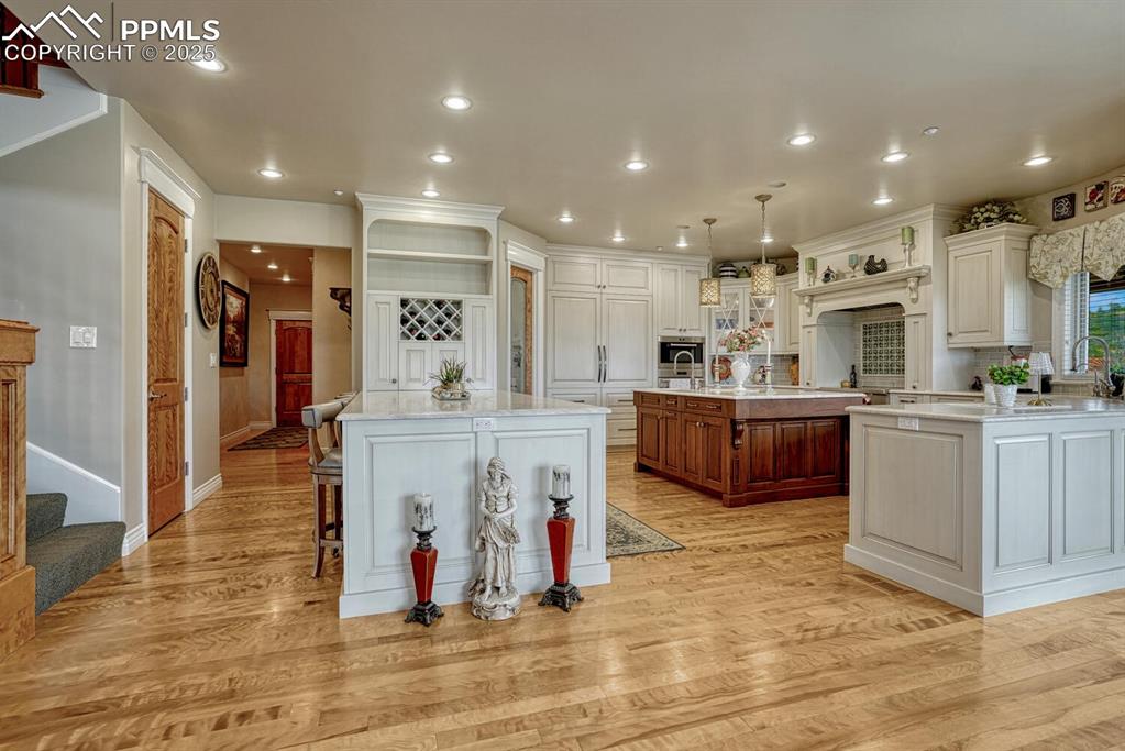 Image 9 of 50: Kitchen