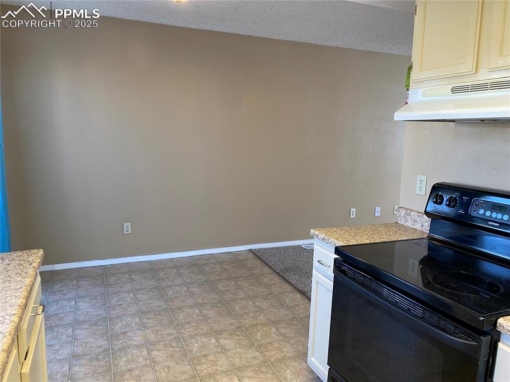 Image 5 of 15: Dining area with sliding door to the Deck
