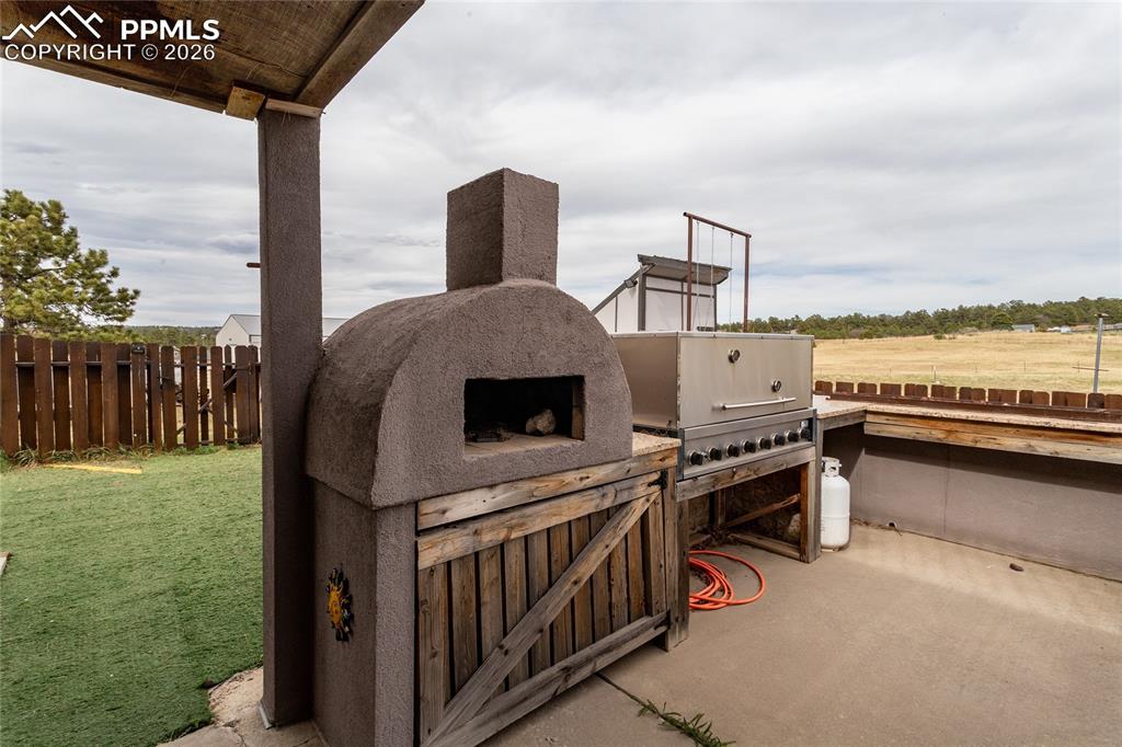 Image 31 of 41: Patio