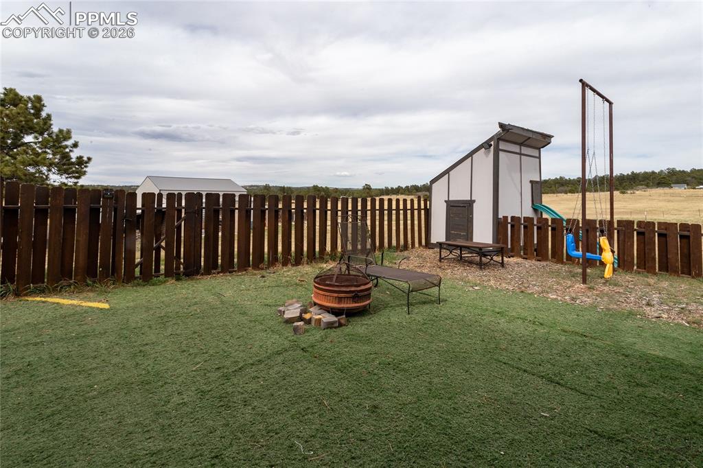 Image 33 of 41: Yard