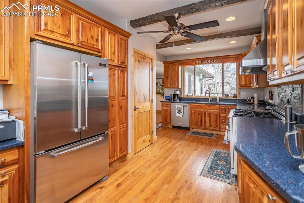 Image 6 of 41: Kitchen