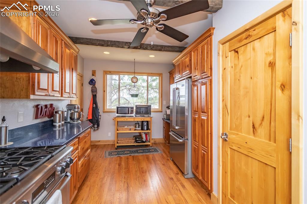 Image 7 of 41: Kitchen