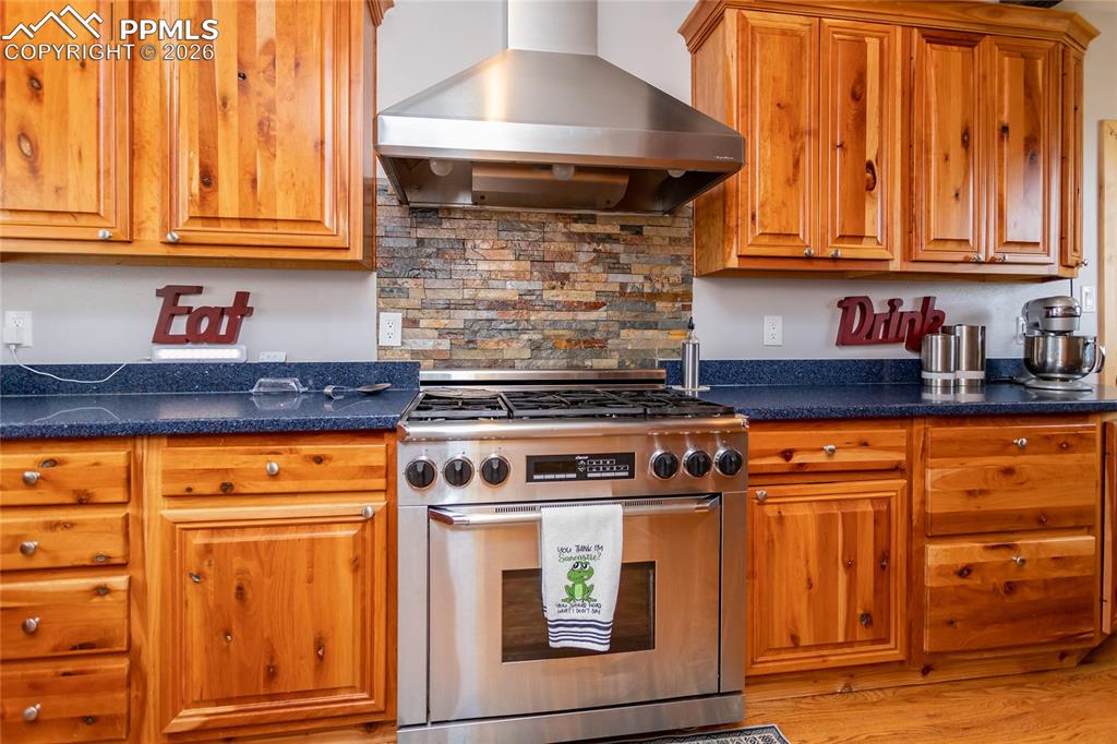 Image 9 of 41: Kitchen