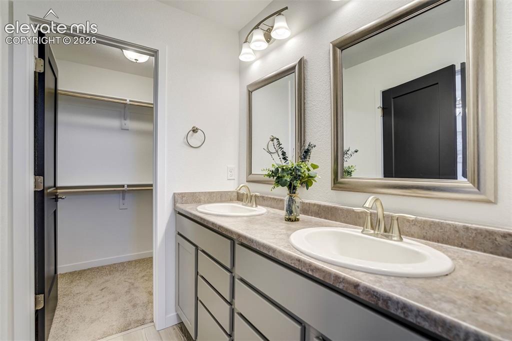 Image 19 of 33: Bathroom