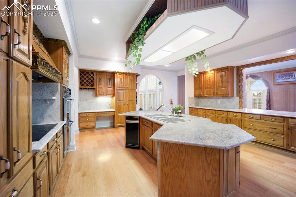 Image 13 of 50: Kitchen