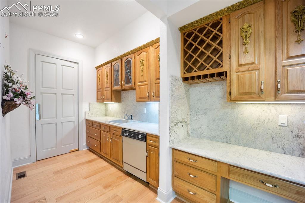 Image 14 of 50: Butlers Pantry