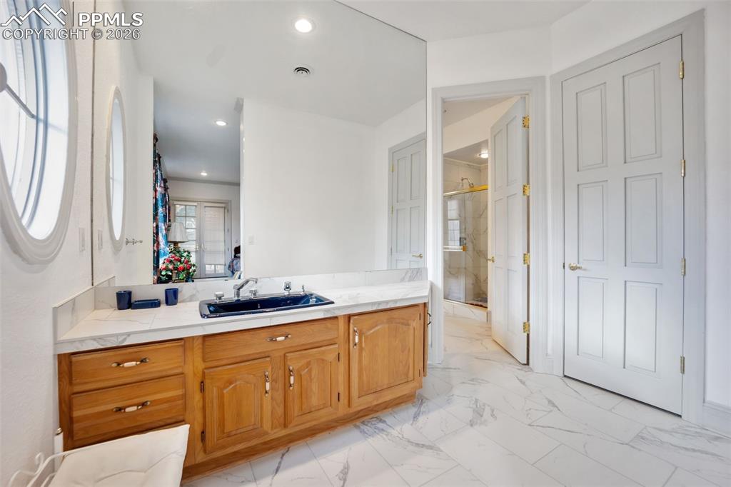 Image 22 of 50: Bathroom 2