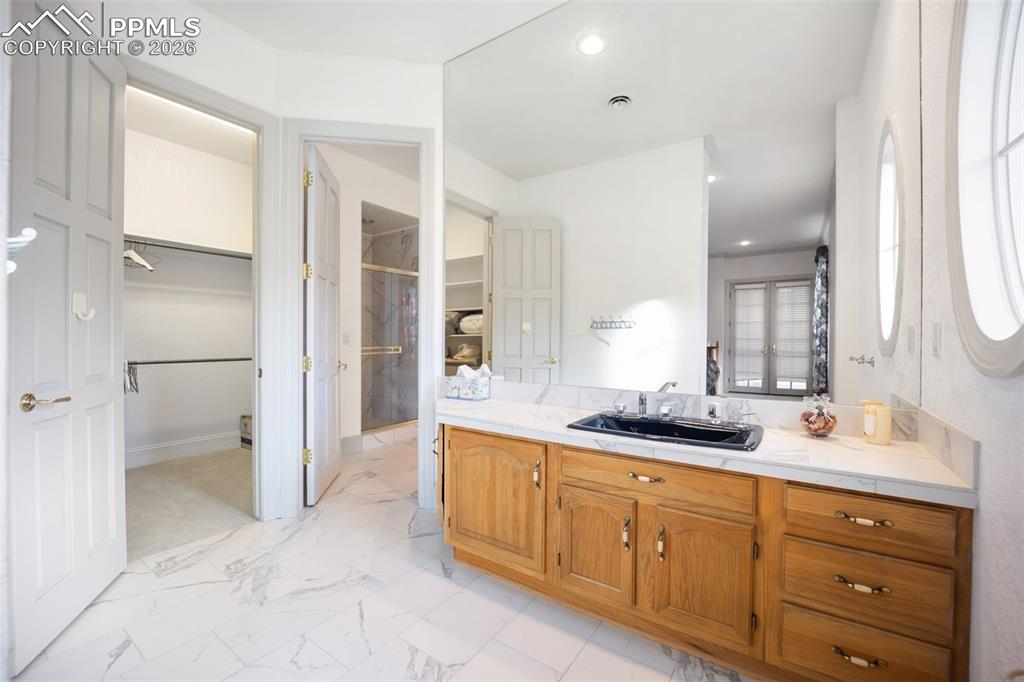 Image 23 of 50: Bathroom