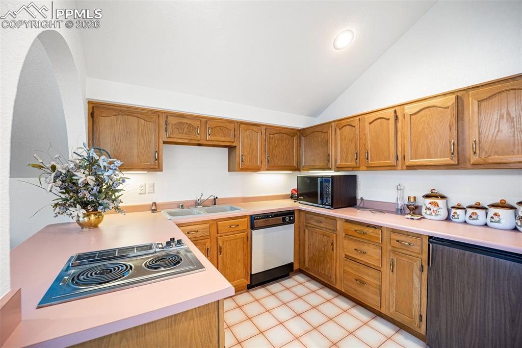 Image 31 of 50: Guest House Kitchen