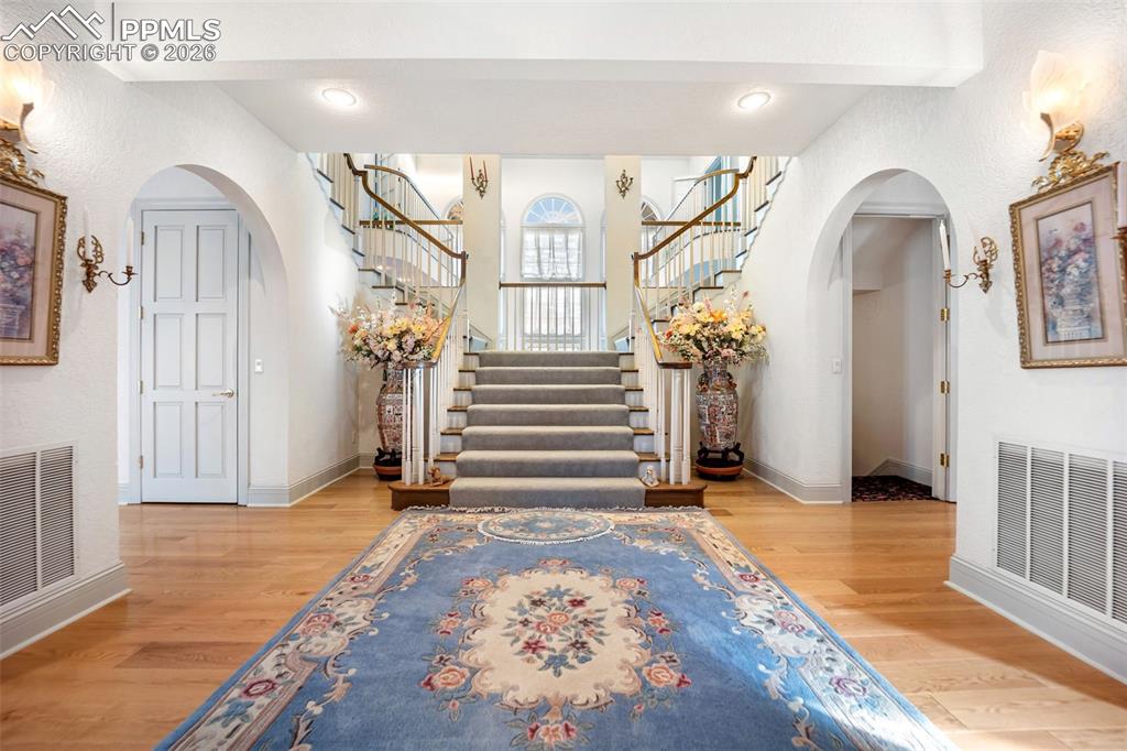 Image 5 of 50: Foyer