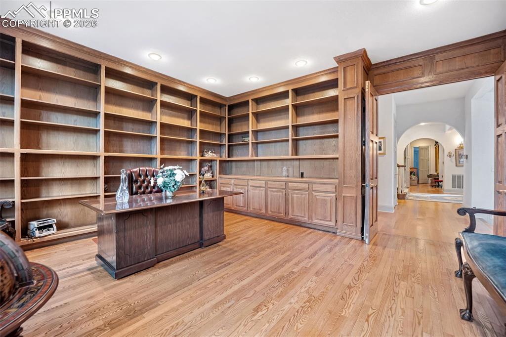 Image 7 of 50: Office with built in bookshelves