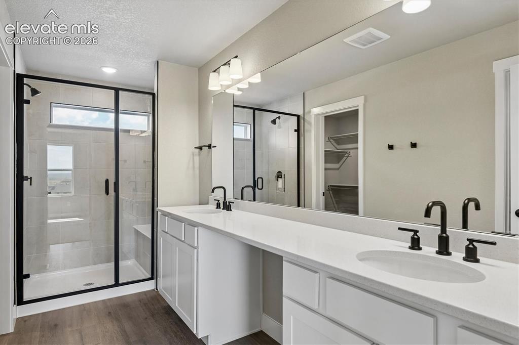 Image 16 of 27: Bathroom