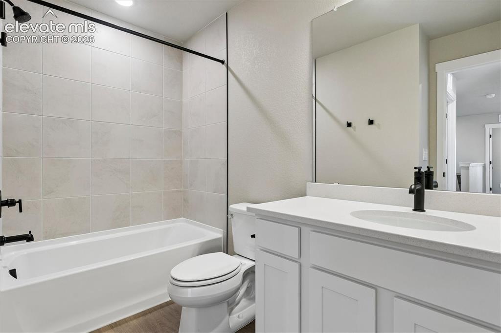 Image 18 of 27: Bathroom