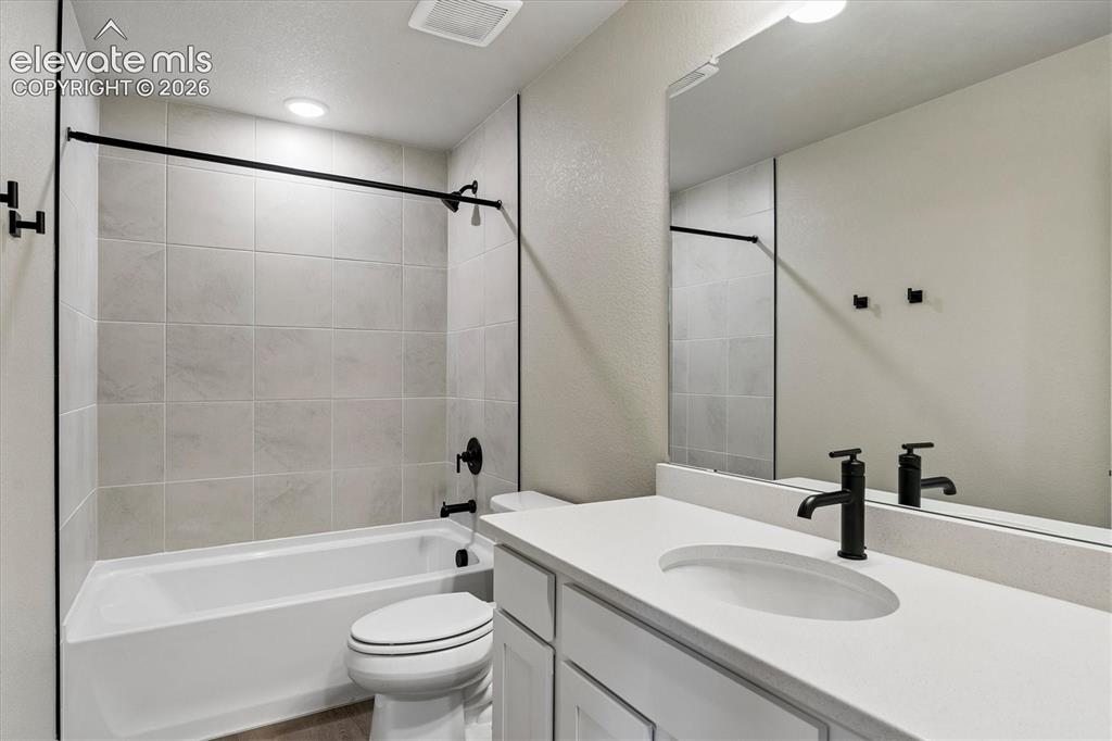 Image 24 of 27: Bathroom