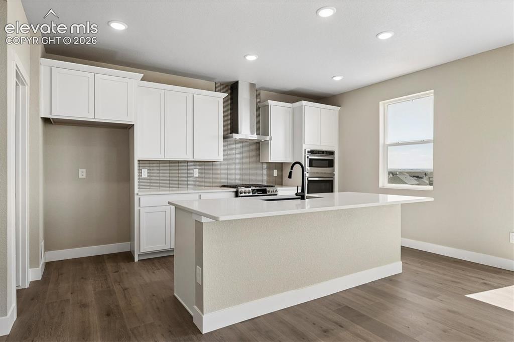 Image 7 of 27: Kitchen