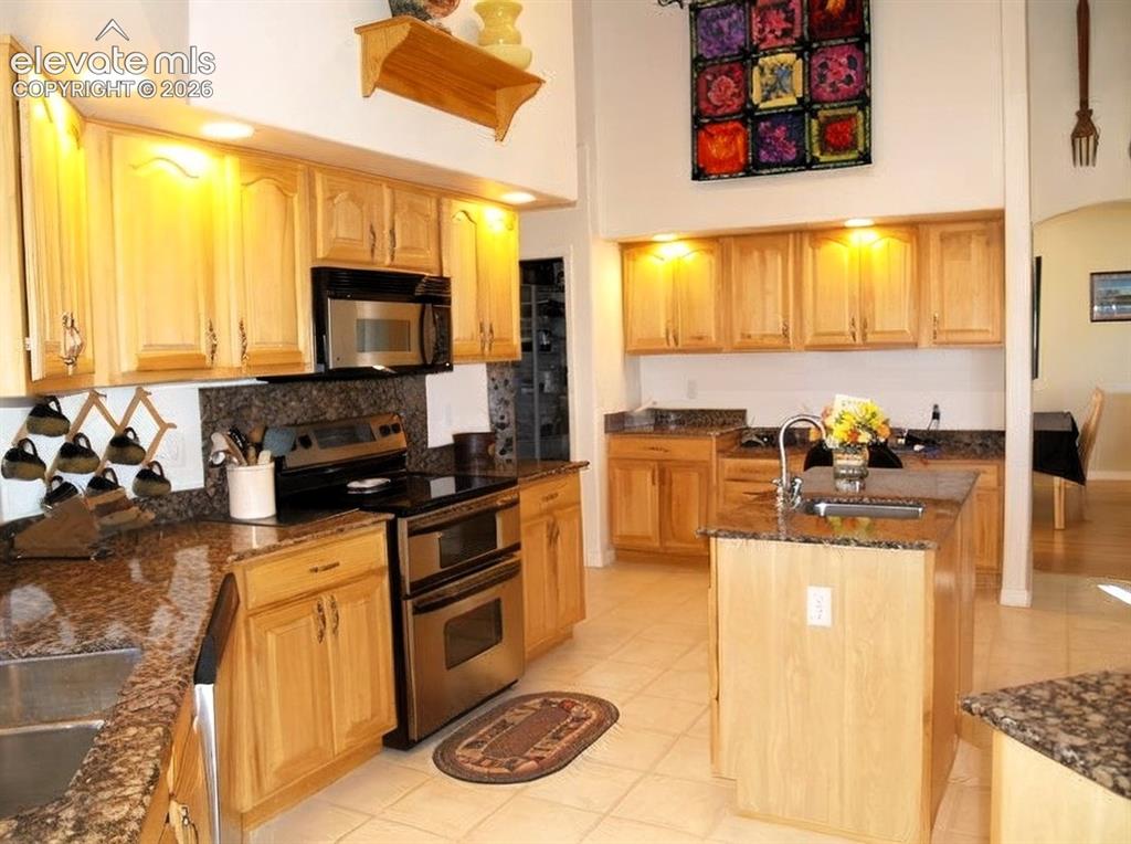 Image 22 of 38: Kitchen