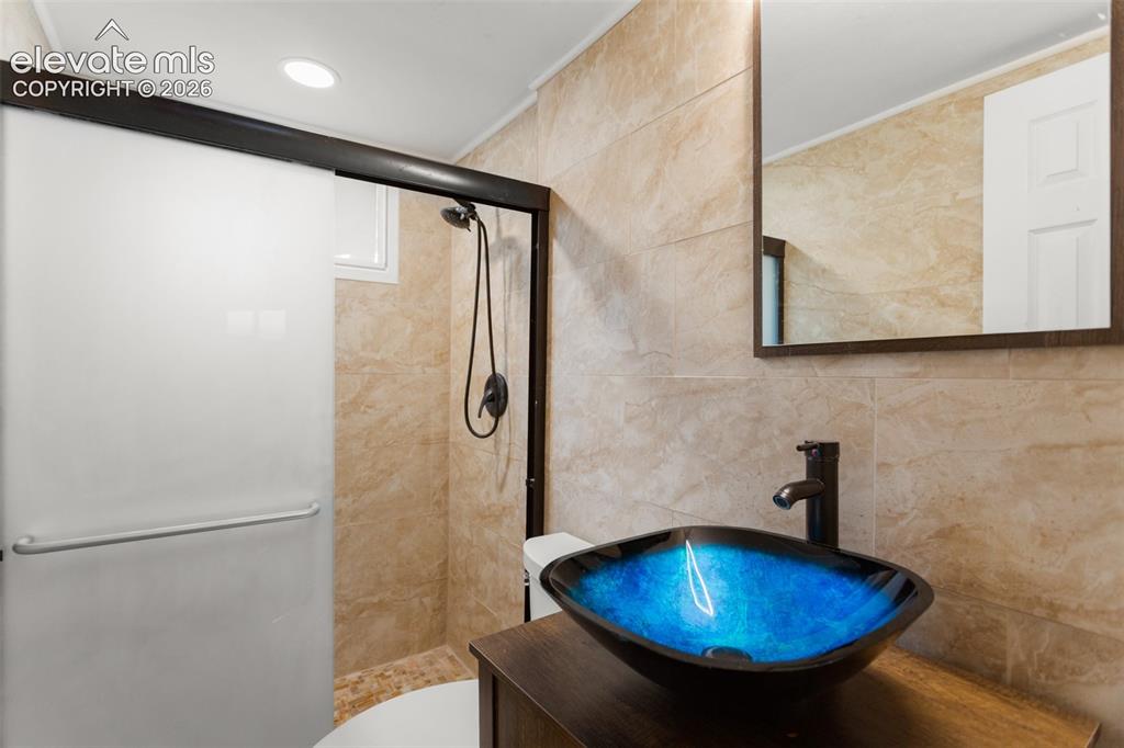 Image 16 of 25: Bathroom