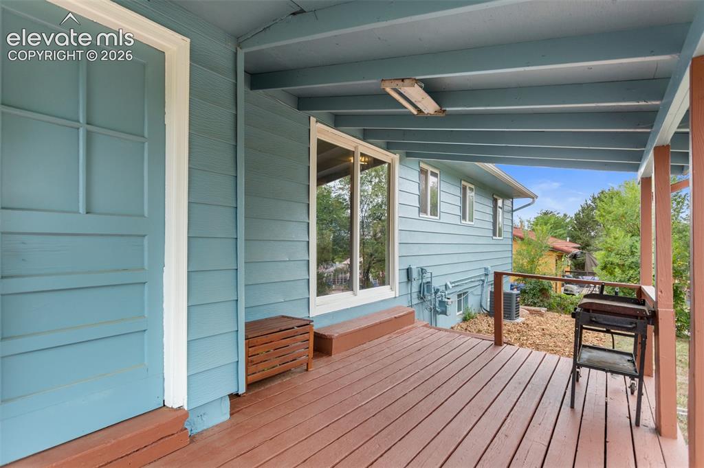 Image 20 of 25: Deck