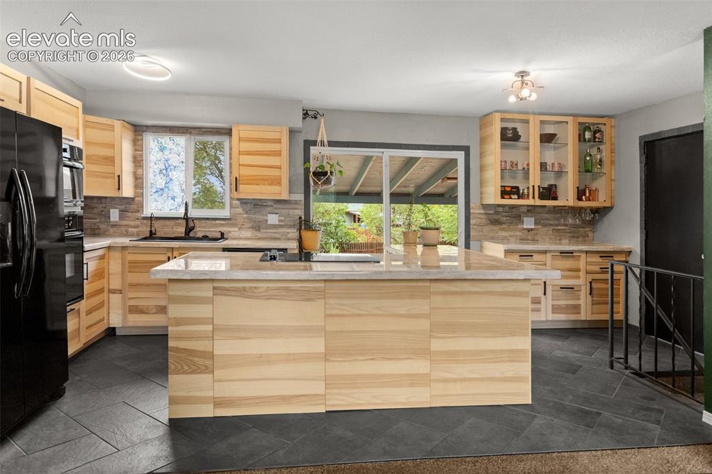 Image 3 of 25: Kitchen