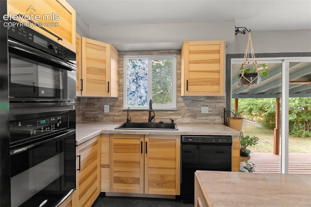 Image 4 of 25: Kitchen