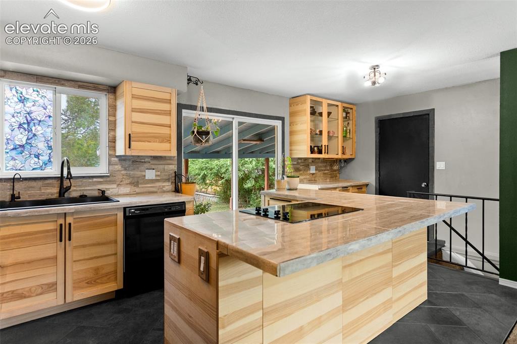 Image 5 of 25: Kitchen