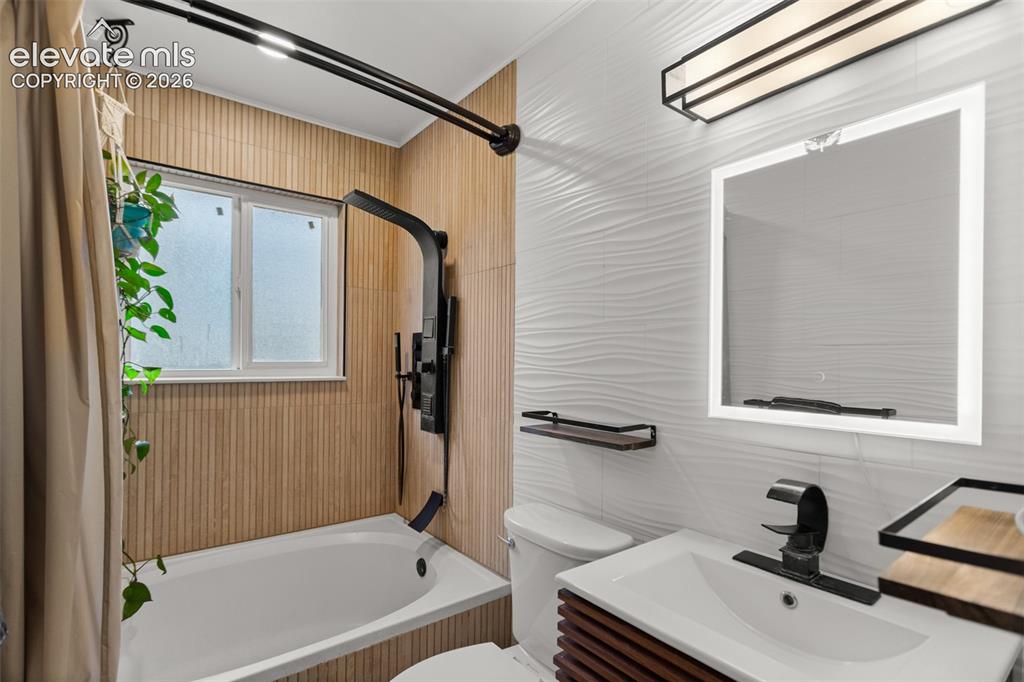 Image 9 of 25: Bathroom