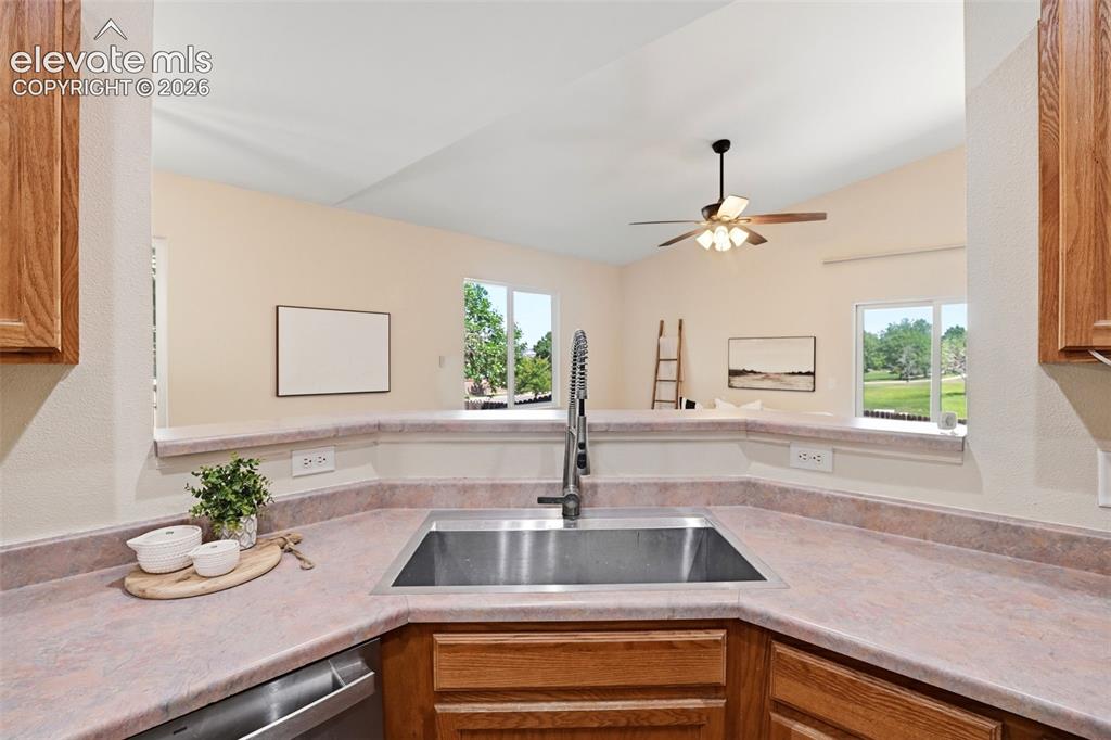 Image 13 of 44: Kitchen