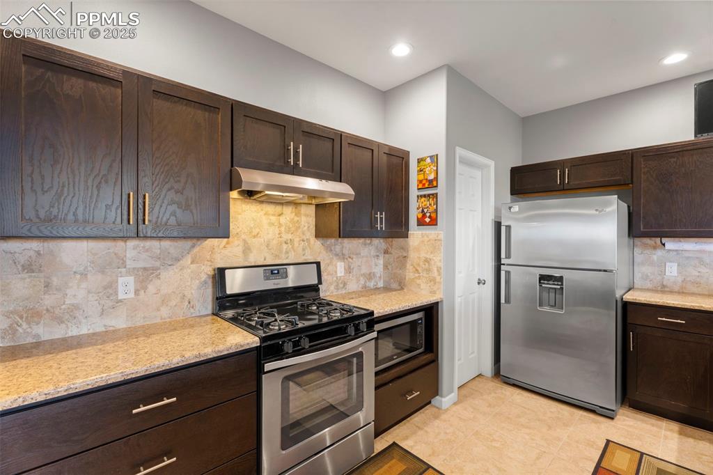 Image 10 of 50: Kitchen