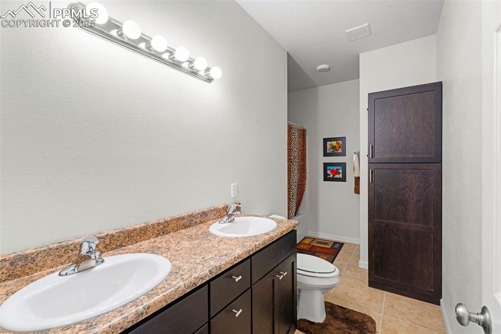 Image 15 of 50: Bathroom