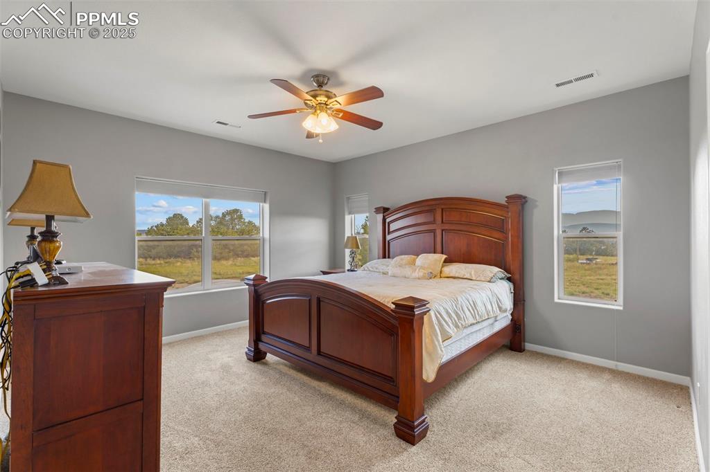 Image 16 of 50: Bedroom