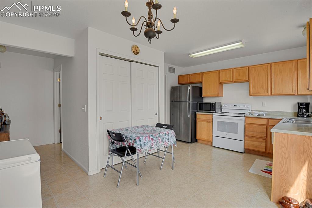 Image 10 of 38: Kitchen