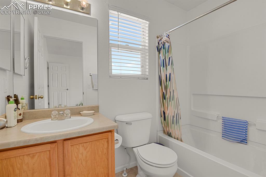 Image 19 of 38: Bathroom