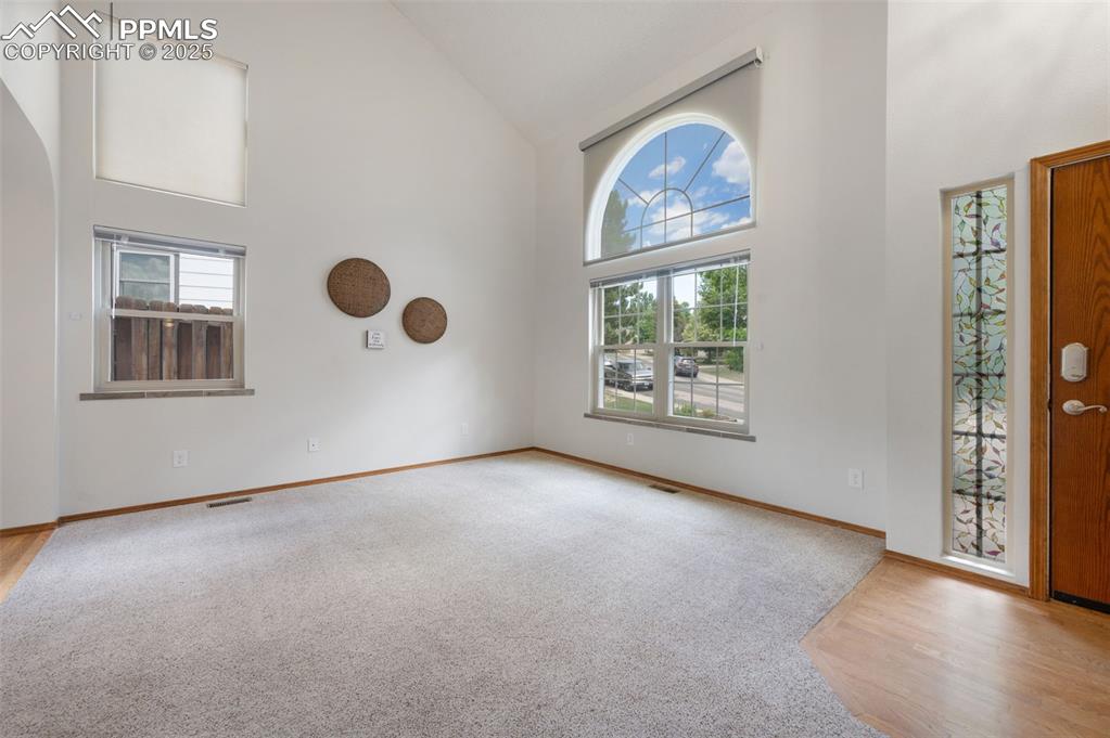 Image 10 of 50: Vaulted ceiling